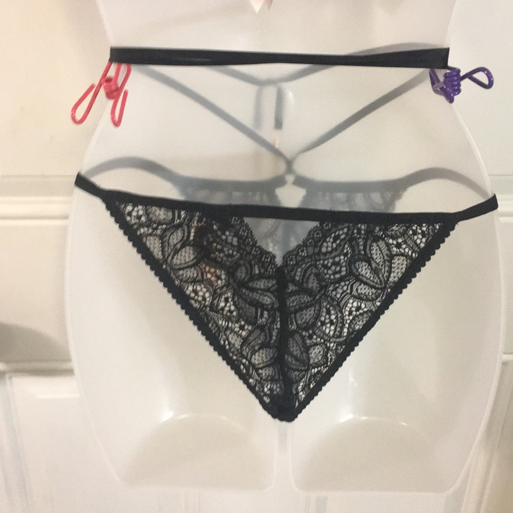 Black lace panty - Picture 2 of 2
